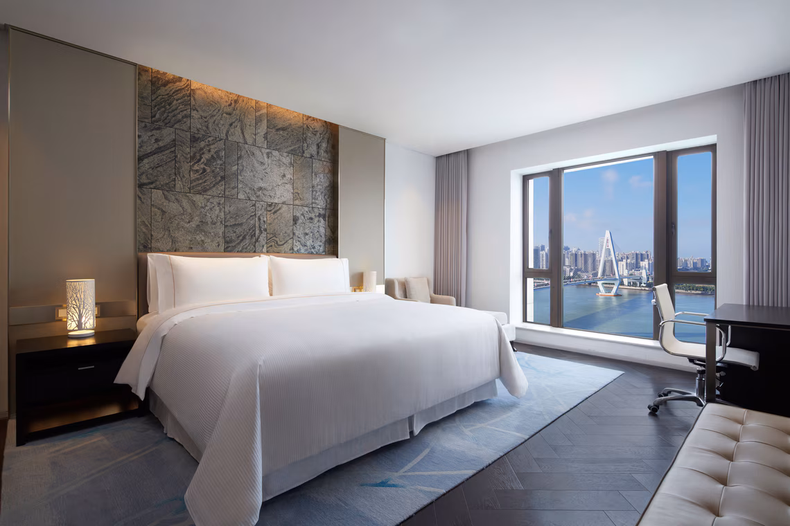 Executive Room, Executive lounge access, Guest room, 1 King - Image 1