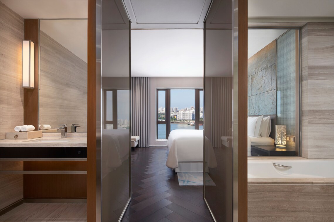 Panorama Suite, Executive lounge access, Suite, 1 King, Ocean view - Image 3