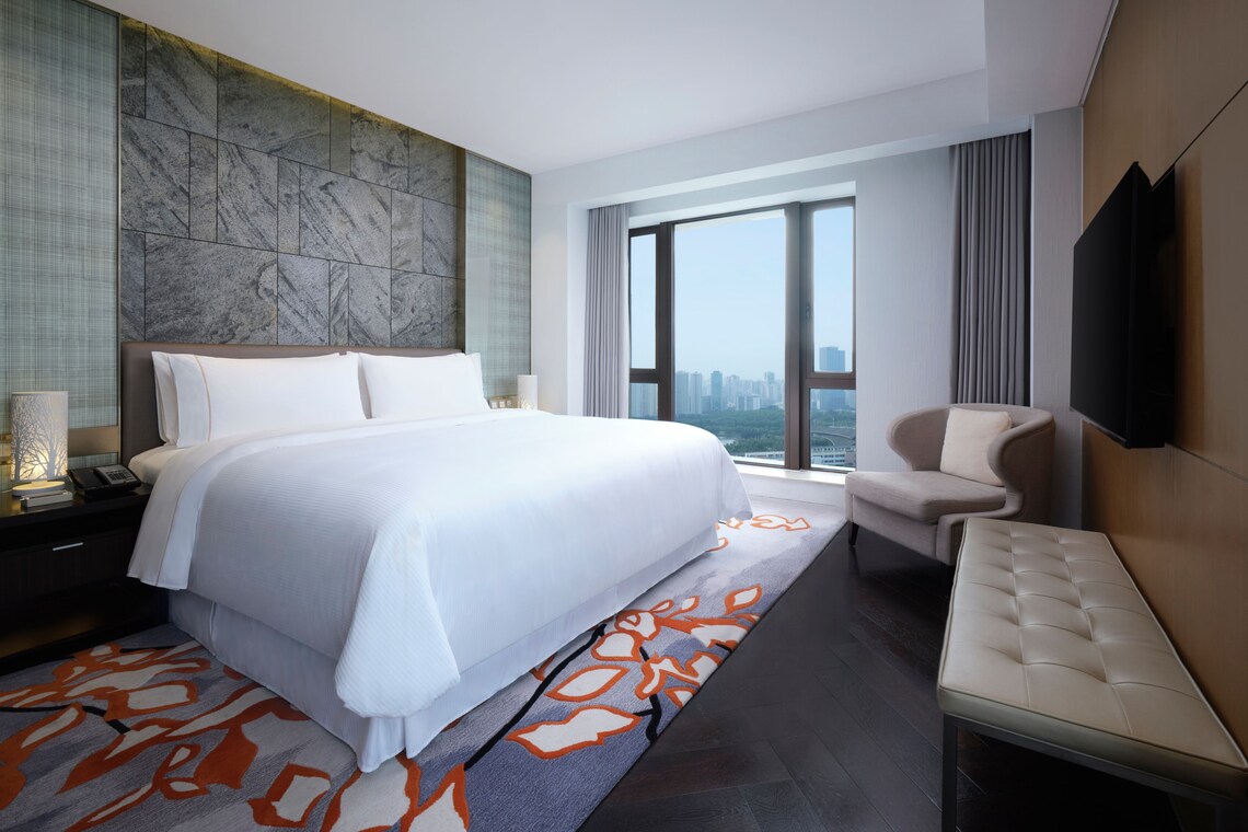 Panorama Suite, Executive lounge access, Suite, 1 King, Ocean view - Image 2