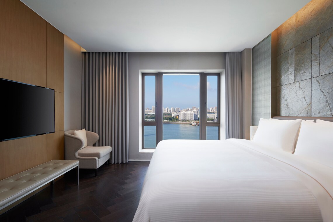 Panorama Suite, Executive lounge access, Suite, 1 King, Ocean view - Image 1
