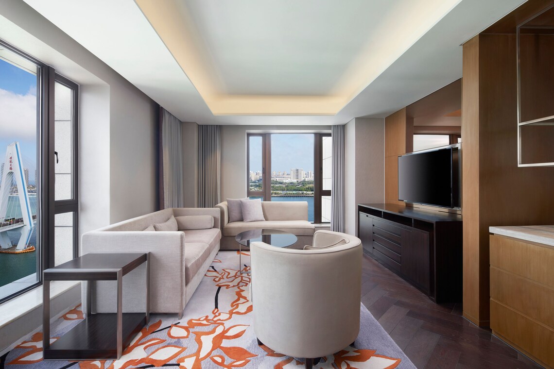 Panorama Suite, Executive lounge access, Suite, 1 King, Ocean view - Image 4