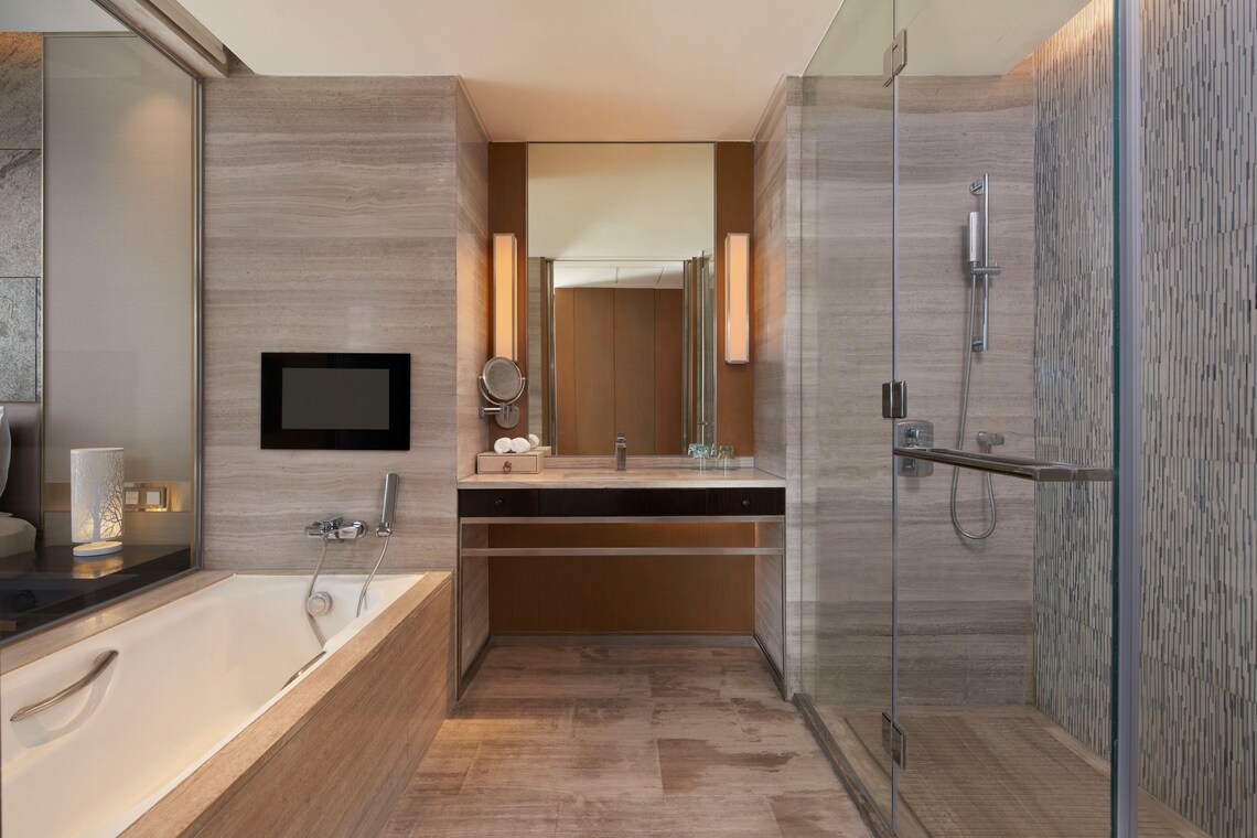 Renewal Suite, Executive lounge access, Suite, 1 King - Image 3