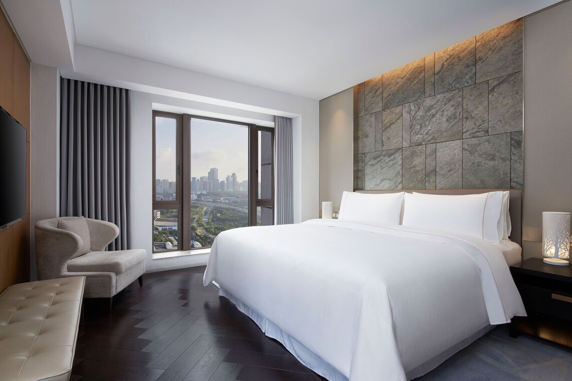 Renewal Suite, Executive lounge access, Suite, 1 King - Image 1