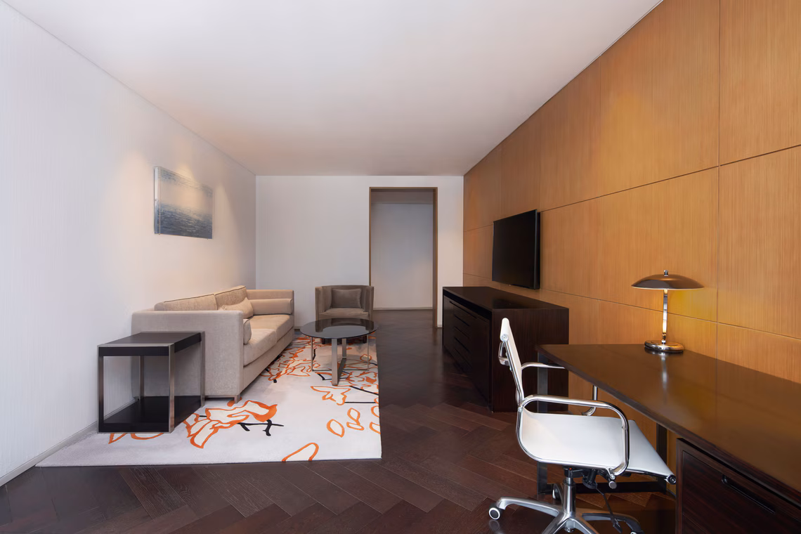 Renewal Suite, Executive lounge access, Suite, 1 King - Image 2